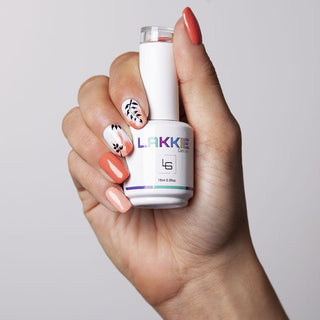 Oranje nailart. Deze nailart is gemaakt met oranje gellak, witte gellak, en zwarte gellak leaves.