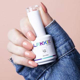 Zachte perzik kleur gellak. Perfect voor nude nagels