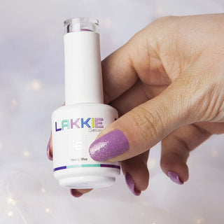 Glitter gelnagellak. Dit is een donkere kleur lila gellak met zilveren glitters