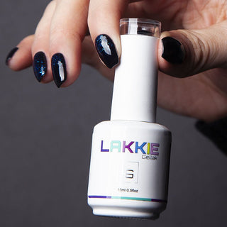 Ombre nagels. Zwarte gellak in combinatie met blauwe glitter gellak.
