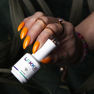 Oranje gelnagels.