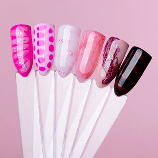 Met blooming gel kun je in een handomdraai toffe nailart creëren. Het is een doorzichtige lak, wat er voor zorgt dat de kleur(en) die je op deze laag aanbrengt laat uitvloeien.