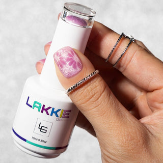 LAKKIE Cat Eye Pink is een gellak met kleine stukjes metaal erin. Na het aanbrengen van de gellak (voor het uitharden) kan je doormiddel van een magneet verschillende effecten/ patronen creëren op de nagel. Cat Eye Pink is een zoete roze kleur gellak.