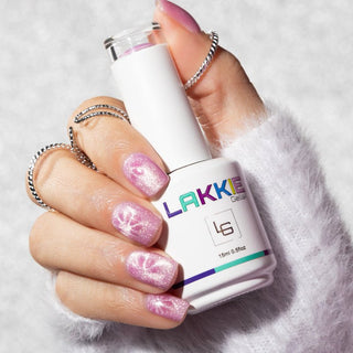 LAKKIE Cat Eye Pink is een gellak met kleine stukjes metaal erin. Na het aanbrengen van de gellak (voor het uitharden) kan je doormiddel van een magneet verschillende effecten/ patronen creëren op de nagel. Cat Eye Pink is een zoete roze kleur gellak.