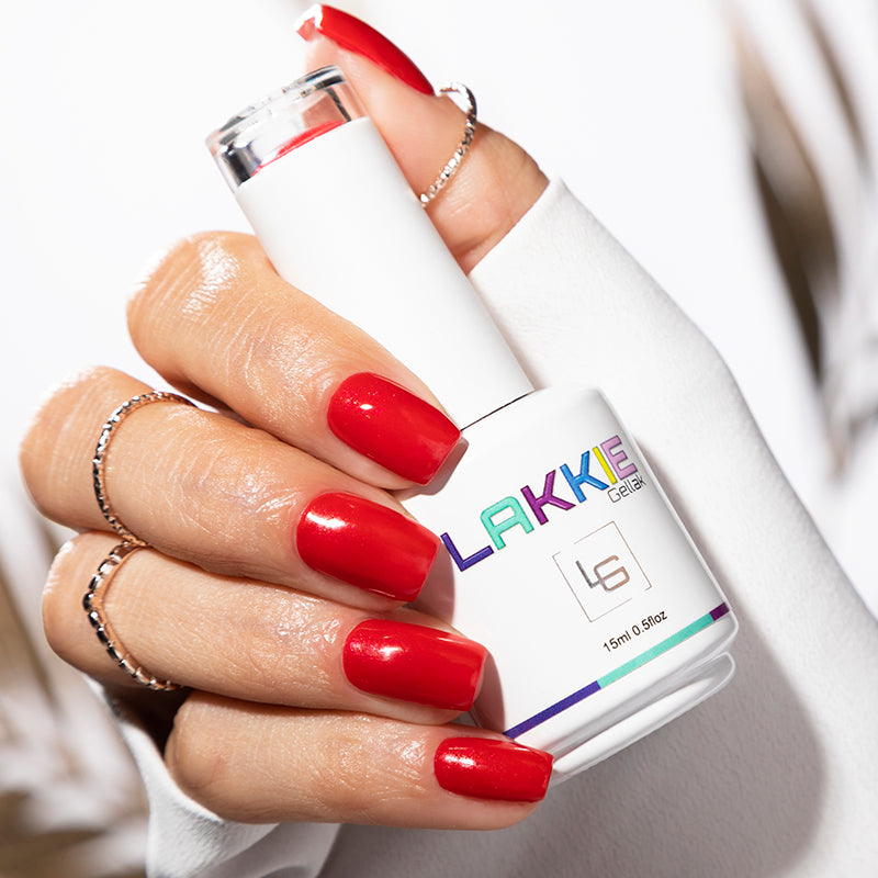 LAKKIE Señorita Red is een fel rode kleur gel nagellak met een hele subtiele shimmer.
