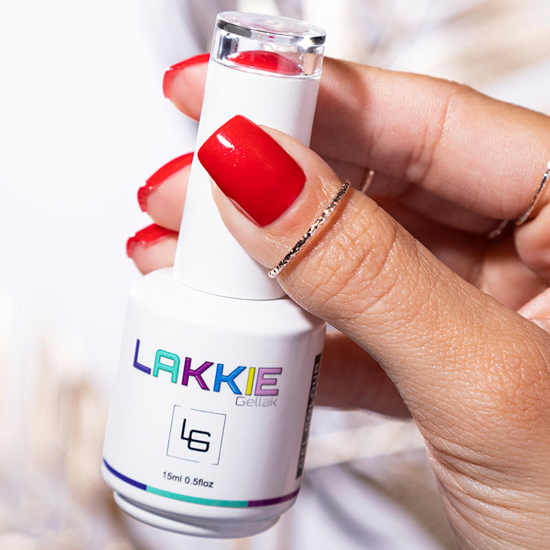 LAKKIE Señorita Red is een fel rode kleur gel nagellak met een hele subtiele shimmer.