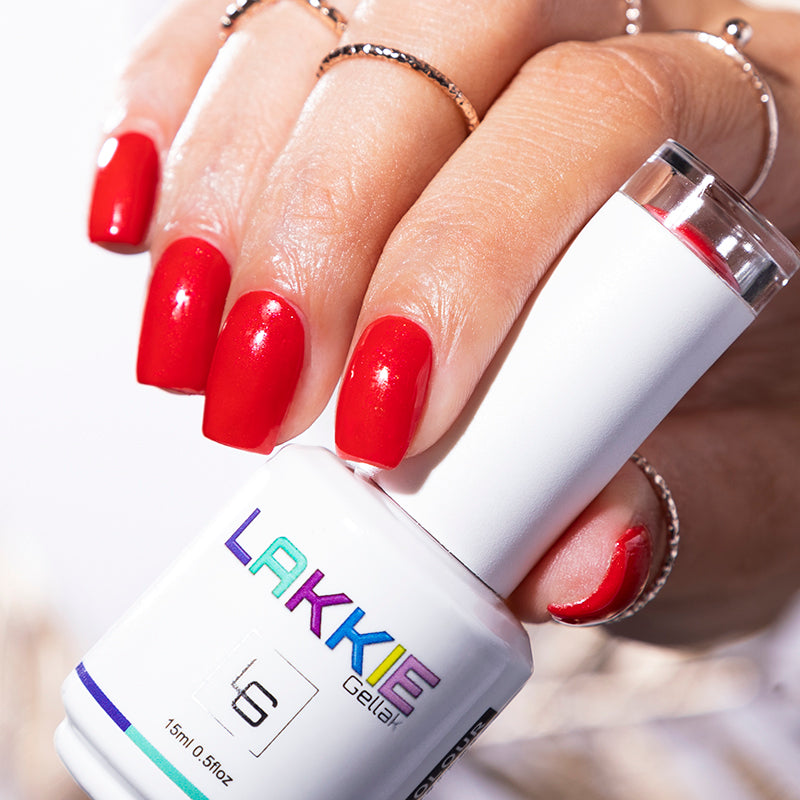 LAKKIE Señorita Red is een fel rode kleur gel nagellak met een hele subtiele shimmer.