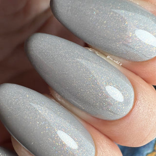 LAKKIE Cosy Vibes is een grijze kleur gellak met hele fijne gouden glittertjes er doorheen. Deze kleur past bij elke gelegenheid.