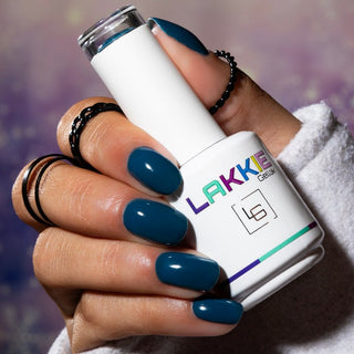 Donker blauwe gellak nagels met  LAKKIE Cosy Petrol Blue