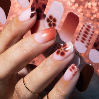 Feral Fade_Bruine gel nagel stickers met blooming gel design_LAKKIE Gellak