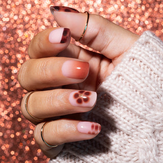 Feral Fade_Bruine gel nagel stickers met blooming gel design_LAKKIE Gellak