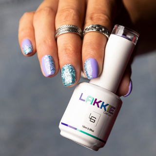 Festival nailart. Een combinatie van lila gellak met blauwe glitters. Ombre glitter nagels.