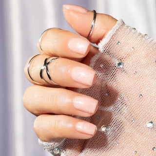 Rubber basecoat Glowing Pink is een kleur en rubber basecoat in één. Deze roze kleur is ideaal voor als je een nude kleur op je nagels wilt met een beetje extra. Glowing Pink is een roze kleur gellak met oranje ondertoon en een shimmer.