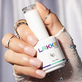 Rubber basecoat Sparkling Beige is een kleur en rubber basecoat in één. Deze beige kleur is ideaal voor als je een nude kleur op je nagels wilt met een beetje extra. Sparkling Beige is een beige kleur gellak met daar doorheen een fijne glitter.