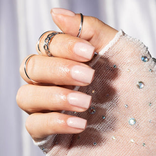 Rubber basecoat Sparkling Beige is een kleur en rubber basecoat in één. Deze beige kleur is ideaal voor als je een nude kleur op je nagels wilt met een beetje extra. Sparkling Beige is een beige kleur gellak met daar doorheen een fijne glitter.