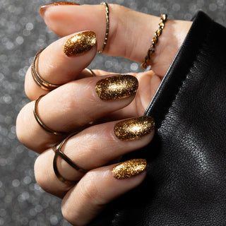 LAKKIE Extra Gold is een gouden kleur glitter gellak. Deze glitter gellak is extreem goed dekkend, en heeft maar 1 a 2 laagjes nodig.   Extra Gold is een perfecte gellak om te dragen tijdens de feestdagen. Doordat deze gellak zo dekkend is kun je Extra Gold ook perfect gebruiken tijdens het maken van jouw nailart creaties.