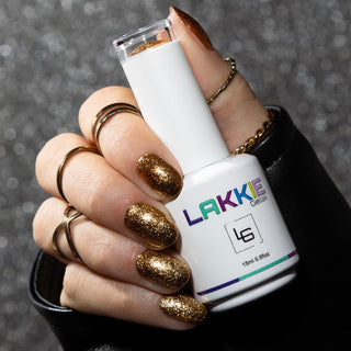 LAKKIE Extra Gold is een gouden kleur glitter gellak. Deze glitter gellak is extreem goed dekkend, en heeft maar 1 a 2 laagjes nodig.   Extra Gold is een perfecte gellak om te dragen tijdens de feestdagen. Doordat deze gellak zo dekkend is kun je Extra Gold ook perfect gebruiken tijdens het maken van jouw nailart creaties.