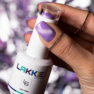 Ben jij opzoek naar een manier om jouw gellak nagels een unieke touch te geven? Het leuke van de holo cat eye, is dat je deze cat eye gellak over elke gellak kleur kunt lakken! De gellak is heel eenvoudig aan te brengen, en je creëert in een handomdraai toffe nailart.