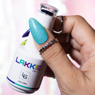 LAKKIE Iconic Glitter is een glitter gellak, die helemaal tot leven komt wanneer je het over een andere kleur gellak heen lakt. Vooral met zwart als basis kleur(net als op de foto's) zie je de glitter flakes helemaal goed. Iconic Glitter is een doorzichtige kleur gellak met reflecterende groene en blauwe glitter flakes.