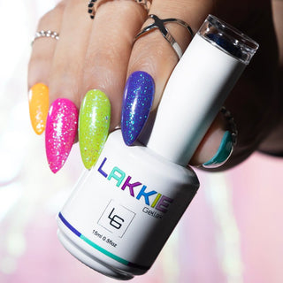 LAKKIE Iconic Glitter is een glitter gellak, die helemaal tot leven komt wanneer je het over een andere kleur gellak heen lakt. Vooral met zwart als basis kleur(net als op de foto's) zie je de glitter flakes helemaal goed. Iconic Glitter is een doorzichtige kleur gellak met reflecterende groene en blauwe glitter flakes.
