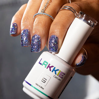 LAKKIE Festival Fairy is een blauwe glitter gellak. Deze gellak bestaat uit verschillende soorten blauwe glitters.  Deze kleur heeft minimaal 3 laagjes nodig om de glitters overal egaal verspreid te krijgen. Dat komt omdat de basis doorzichtige gellak is, met daar doorheen glitters.