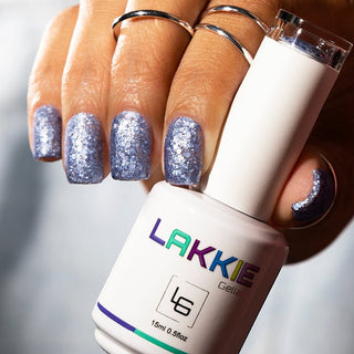 LAKKIE Festival Fairy is een blauwe glitter gellak. Deze gellak bestaat uit verschillende soorten blauwe glitters.  Deze kleur heeft minimaal 3 laagjes nodig om de glitters overal egaal verspreid te krijgen. Dat komt omdat de basis doorzichtige gellak is, met daar doorheen glitters.