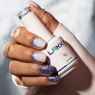 LAKKIE Festival Fairy is een blauwe glitter gellak. Deze gellak bestaat uit verschillende soorten blauwe glitters.  Deze kleur heeft minimaal 3 laagjes nodig om de glitters overal egaal verspreid te krijgen. Dat komt omdat de basis doorzichtige gellak is, met daar doorheen glitters.