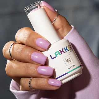LAKKIE Shiny Lilac is een lila kleur gelnagellak, met daar doorheen een zilveren shimmer.  Deze kleur dekt in 2 a 3 laagjes. Wil je Shiny Lilac combineren met een andere kleur gellak? Kijk dan eens bij Shiny Chrome of Pastel Lilac.