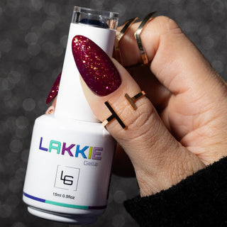 LAKKIE Merlot Red is een diep rode kleur gellak. Deze gellak is egaal van kleur.   Deze kleur dekt al in 2 laagjes. Wil je Merlot Red combineren met een andere kleur gellak? Kijk dan eens bij Teasing Red of Cheeky Glitters.