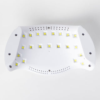De LAKKIE lamp. Een UV/LED lamp die je gellak snel laat drogen. Met 58 watt is dit een krachtige lamp. Op de bovenkant van de lamp zit de timer knop voor 30, 60 of 99 seconden droogtijd. In het lcd scherm kun je de droog tijd zien, die aftelt.
