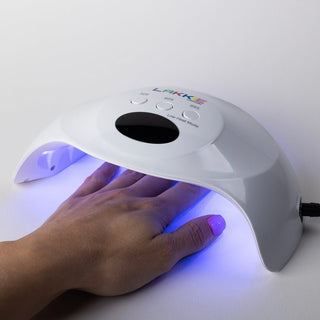 De LAKKIE lamp. Een UV/LED lamp die je gellak snel laat drogen. Met 58 watt is dit een krachtige lamp. Op de bovenkant van de lamp zit de timer knop voor 30, 60 of 99 seconden droogtijd. In het lcd scherm kun je de droog tijd zien, die aftelt.