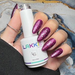 LAKKIE Magenta Diamonds is een magenta glitter explosie. De basis van deze glitter gel nagellak is roze, hier doorheen zitten roze, zilveren en blauwe glitters verwerkt.