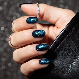 Let op! De foto's zijn gemaakt met een zwarte kleur als basis laag.  LAKKIE Iconic Glitter is een glitter gellak, die helemaal tot leven komt wanneer je het over een andere kleur gellak heen lakt. Vooral met zwart als basis kleur(net als op de foto's) zie je de glitter flakes helemaal goed. Iconic Glitter is een doorzichtige kleur gellak met reflecterende groene en blauwe glitter flakes.