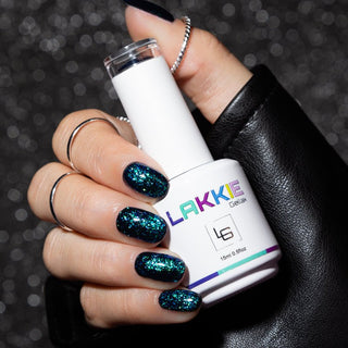 Let op! De foto's zijn gemaakt met een zwarte kleur als basis laag.  LAKKIE Iconic Glitter is een glitter gellak, die helemaal tot leven komt wanneer je het over een andere kleur gellak heen lakt. Vooral met zwart als basis kleur(net als op de foto's) zie je de glitter flakes helemaal goed. Iconic Glitter is een doorzichtige kleur gellak met reflecterende groene en blauwe glitter flakes.