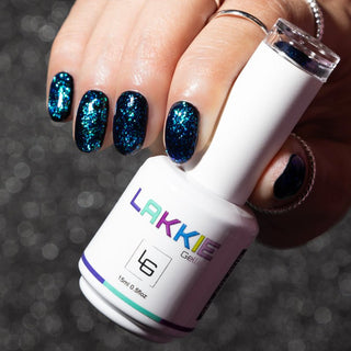 Let op! De foto's zijn gemaakt met een zwarte kleur als basis laag.  LAKKIE Iconic Glitter is een glitter gellak, die helemaal tot leven komt wanneer je het over een andere kleur gellak heen lakt. Vooral met zwart als basis kleur(net als op de foto's) zie je de glitter flakes helemaal goed. Iconic Glitter is een doorzichtige kleur gellak met reflecterende groene en blauwe glitter flakes.