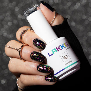 Let op! De foto's zijn gemaakt met een zwarte kleur als basis laag.  LAKKIE Glitzy Glam is een glitter gellak, die helemaal tot leven komt wanneer je het over een andere kleur gellak heen lakt. Vooral met zwart als basis kleur(net als op de foto's) zie je de glitter flakes helemaal goed. Glitzy Glam is een doorzichtige kleur gellak met reflecterende groene en roze glitter flakes.