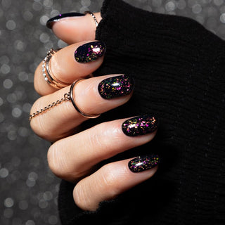 Let op! De foto's zijn gemaakt met een zwarte kleur als basis laag.  LAKKIE Glitzy Glam is een glitter gellak, die helemaal tot leven komt wanneer je het over een andere kleur gellak heen lakt. Vooral met zwart als basis kleur(net als op de foto's) zie je de glitter flakes helemaal goed. Glitzy Glam is een doorzichtige kleur gellak met reflecterende groene en roze glitter flakes.