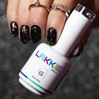 Let op! De foto's zijn gemaakt met een zwarte kleur als basis laag.  LAKKIE Glitzy Glam is een glitter gellak, die helemaal tot leven komt wanneer je het over een andere kleur gellak heen lakt. Vooral met zwart als basis kleur(net als op de foto's) zie je de glitter flakes helemaal goed. Glitzy Glam is een doorzichtige kleur gellak met reflecterende groene en roze glitter flakes.