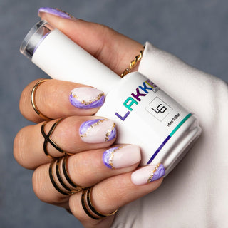 Marble nailart. Gemaakt met een covering rubberbase gellak Fancy Vanilla en verschillende paarse tinten gellak.