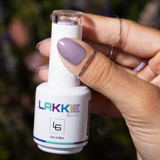 LAKKIE Lavender Lily is een winterse kleur lila gellak met hele fijne zilveren glittertjes er doorheen. Dit is een hele mooie zachte en rustige kleur voor de cosy days.    Deze kleur dekt al in 2 laagjes. Wil je Lavender Lily combineren met een andere gellak? Kijk dan eens bij Frosty Morning of Glitter Festival.