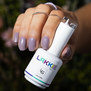 LAKKIE Lavender Lily is een winterse kleur lila gellak met hele fijne zilveren glittertjes er doorheen. Dit is een hele mooie zachte en rustige kleur voor de cosy days.    Deze kleur dekt al in 2 laagjes. Wil je Lavender Lily combineren met een andere gellak? Kijk dan eens bij Frosty Morning of Glitter Festival.