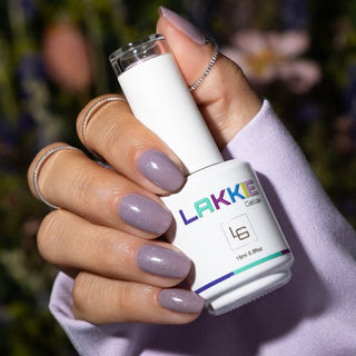 LAKKIE Lavender Lily is een winterse kleur lila gellak met hele fijne zilveren glittertjes er doorheen. Dit is een hele mooie zachte en rustige kleur voor de cosy days.    Deze kleur dekt al in 2 laagjes. Wil je Lavender Lily combineren met een andere gellak? Kijk dan eens bij Frosty Morning of Glitter Festival.