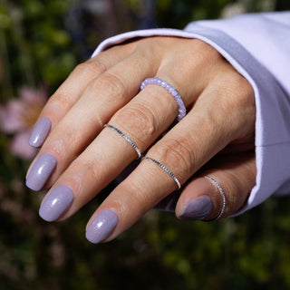 LAKKIE Lavender Lily is een winterse kleur lila gellak met hele fijne zilveren glittertjes er doorheen. Dit is een hele mooie zachte en rustige kleur voor de cosy days.    Deze kleur dekt al in 2 laagjes. Wil je Lavender Lily combineren met een andere gellak? Kijk dan eens bij Frosty Morning of Glitter Festival.