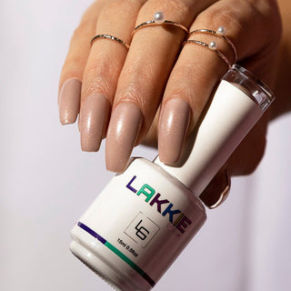 LAKKIE Warm Winter Day is een beige kleur gellak, met daar doorheen hele fijne gouden glitters.