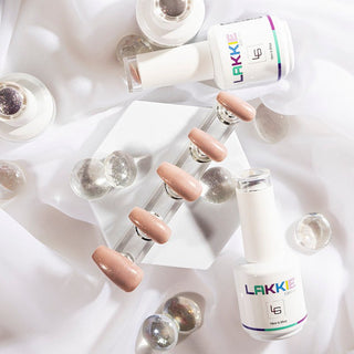 LAKKIE Warm Winter Day is een beige kleur gellak, met daar doorheen hele fijne gouden glitters.