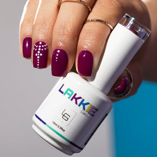 Auburn Purple is een paarse kleur gellak met een rode ondertoon.   Deze kleur dekt al in 2 laagjes. Wil je Auburn Purple combineren met een glitter gellak? Kijk dan eens bij Funky Disco of Glamorous Glitters.