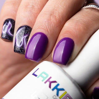 LAKKIE Perfect Purple, de naam zegt het al: Een perfecte paarse kleur. Deze gellak is egaal van kleur.   Deze kleur dekt al in 2 laagjes. Wil je Perfect Purple combineren met een glitter gellak? Kijk dan eens bij  Glitter Festival of Shiny Steel.