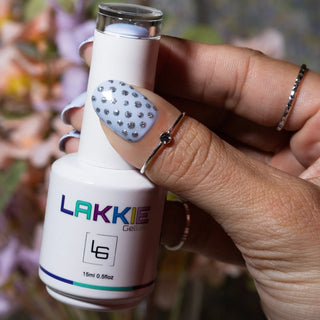 Pastel blauwe gellak nagels met diamanten nailart