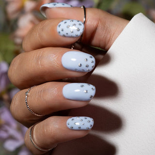 Pastel blauwe gellak nagels met diamanten nailart