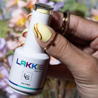 Pastel gele nagels met gouden gellak design